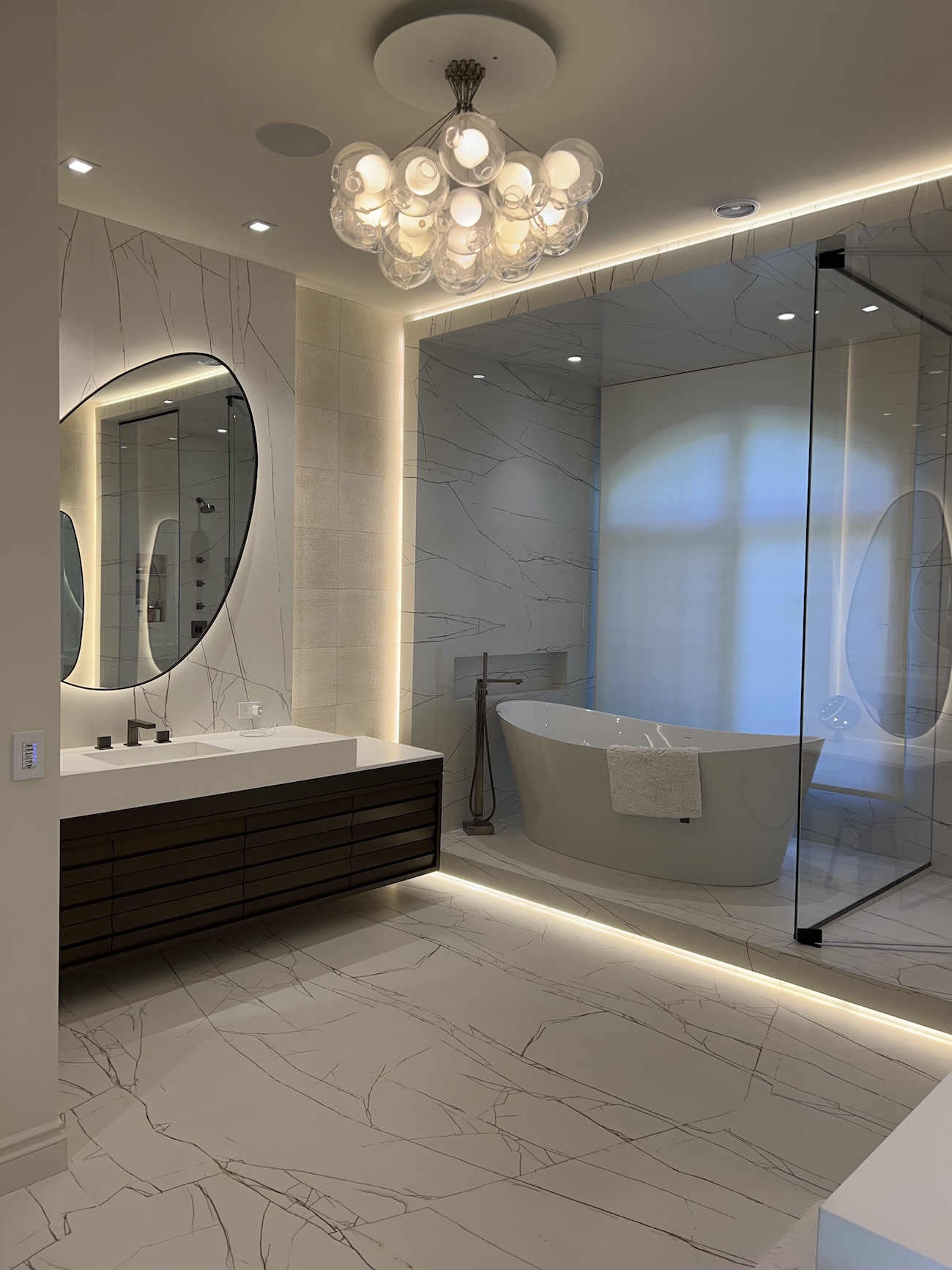 a room with a large mirror